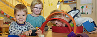 Drei Kinder aus dem Evangelischen Kindergarten in Bautzen spielen mit Holzbausteinen.